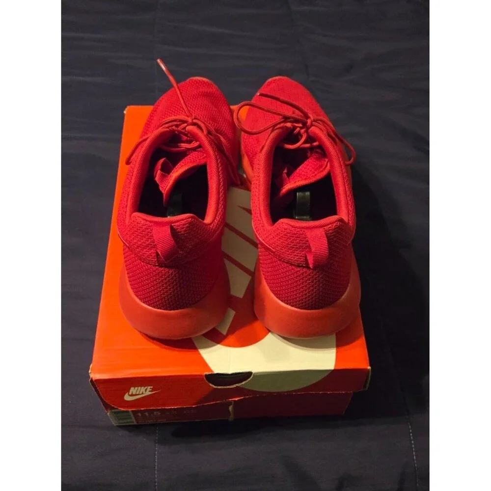 MENS SIZE 11.5 TRIPLE RED NIKE ROSHE RUN